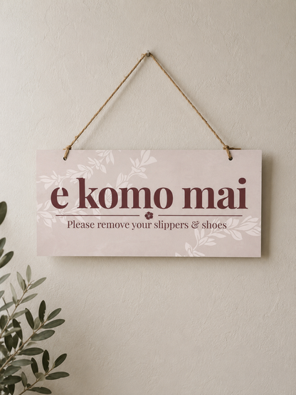 Wēlina Mai (welcome) signs
